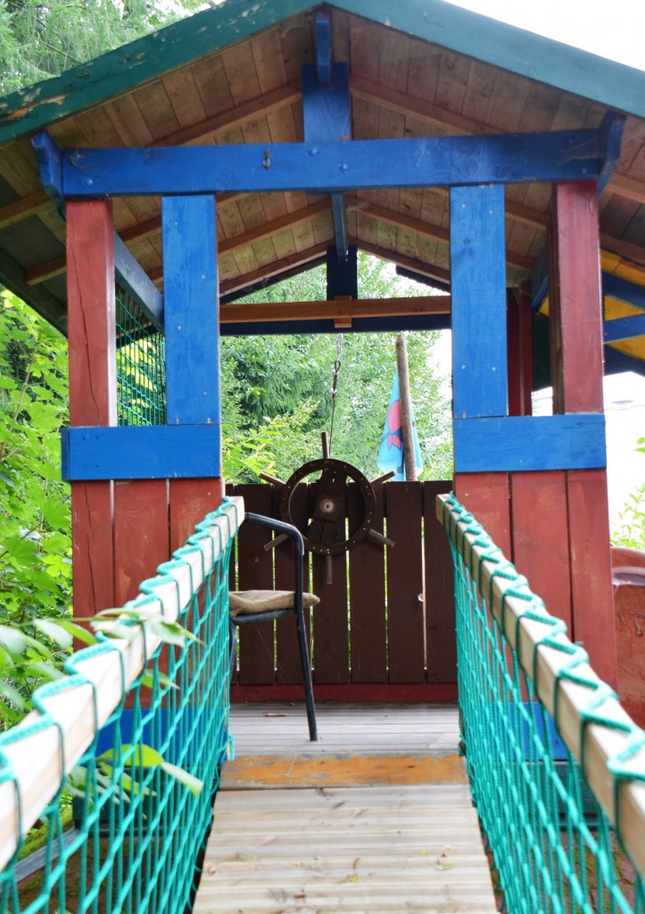 Blick von der Wackelbrücke zum Spielturm