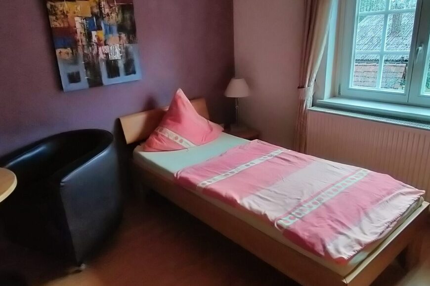 Standard Einzelzimmer mit eigenem externen Badezimmer und Gartenblick